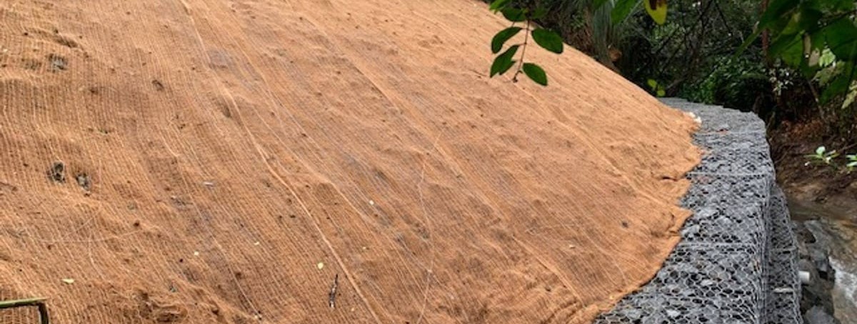 Peran Jaring Sabut Kelapa dalam Pengendalian Erosi pada Lereng