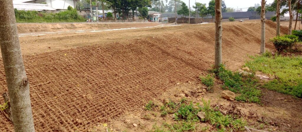 Jaring Sabut Kelapa Konservasi Lereng: Teknologi Hijau untuk Reklamasi Lahan