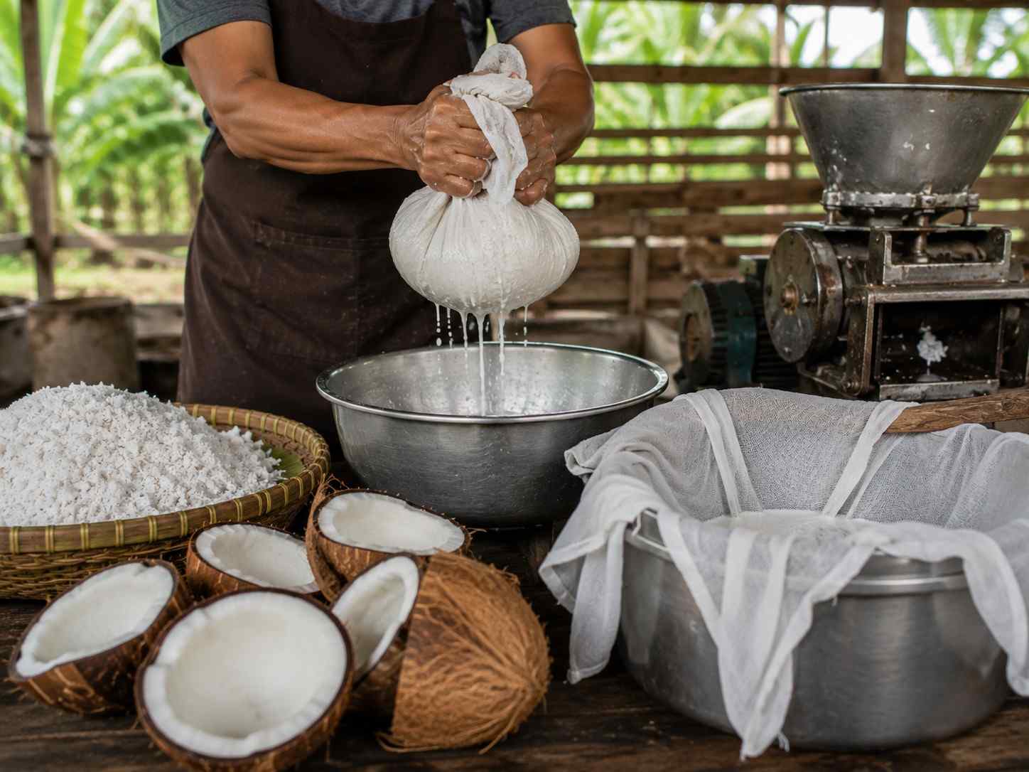 Proses Menghasilkan Santan Kental dari Kelapa Parut