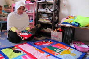Peluang bisnis dari limbah rumah tangga berupa botol plastik, kardus bekas, dan bahan organik yang dapat diolah kembali.